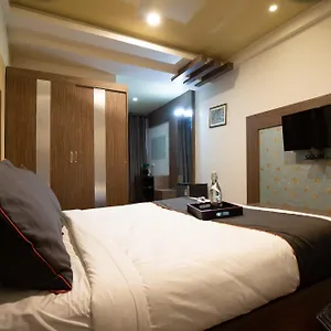 Hotel Super Collection O Golden Avenue